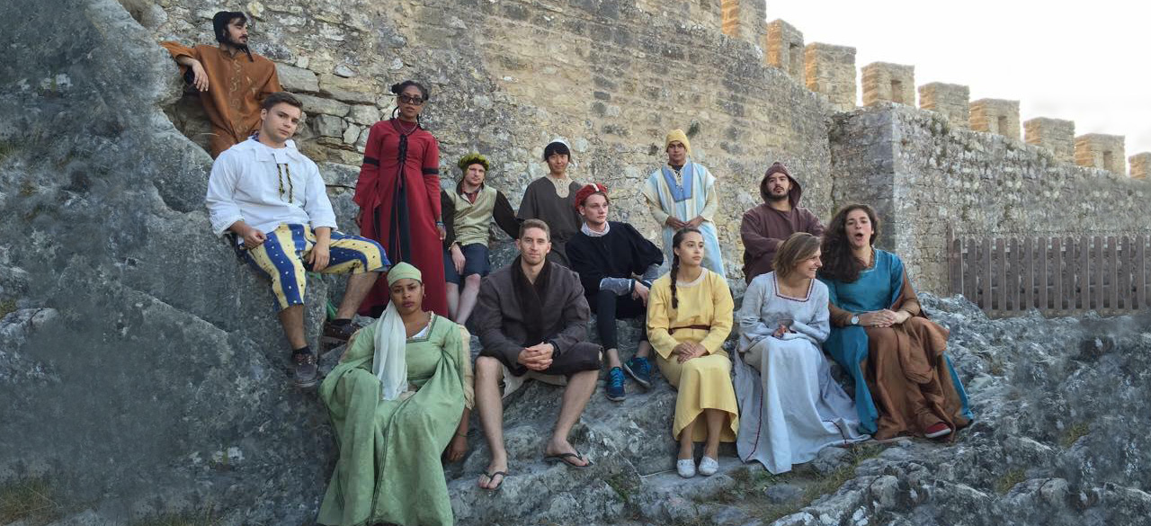 Leilani Stacy ‘18, Silvia Pera ‘18 and Kristina Stark ‘17, and others, dressed in medieval style clothing in Portgual