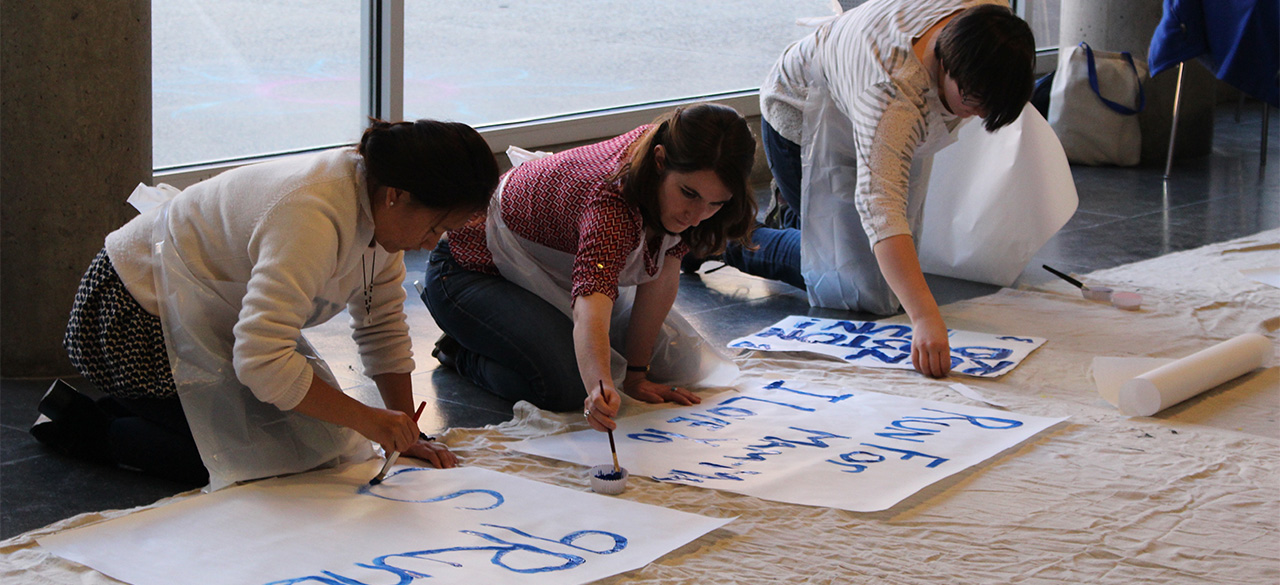 Wellesley students create signs for the 2016 Boston Marathon Scream Tunnel
