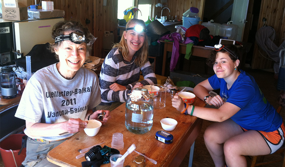 Prof. Marianne Moore, Bella Nikom ‘17 and Kristin Huizenga ‘16 seated at a table