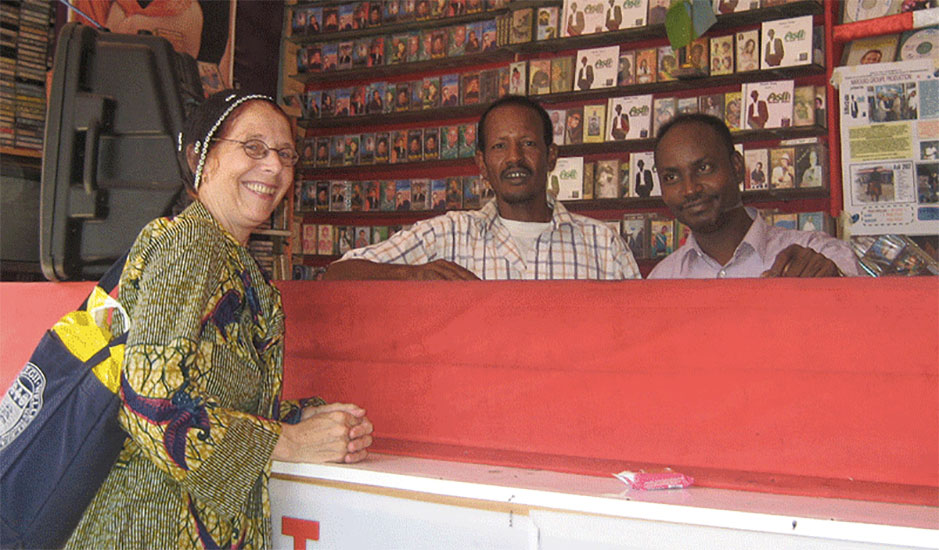 Kapteijns at counter of record stall with two Somali stall-keepers