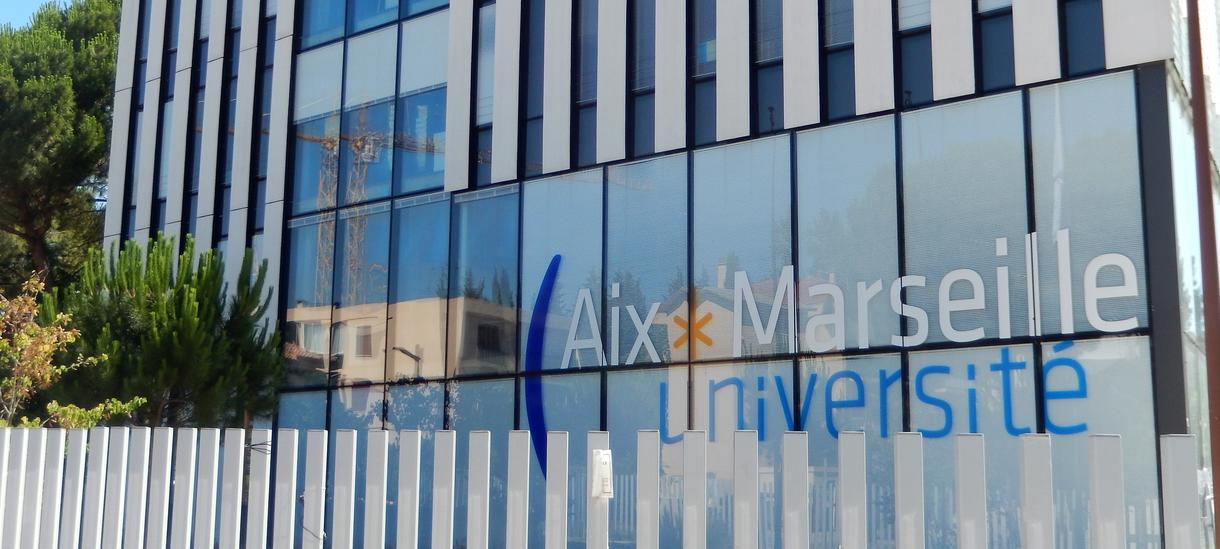 The side of the Aix Marseille Universite building, with its name displayed.