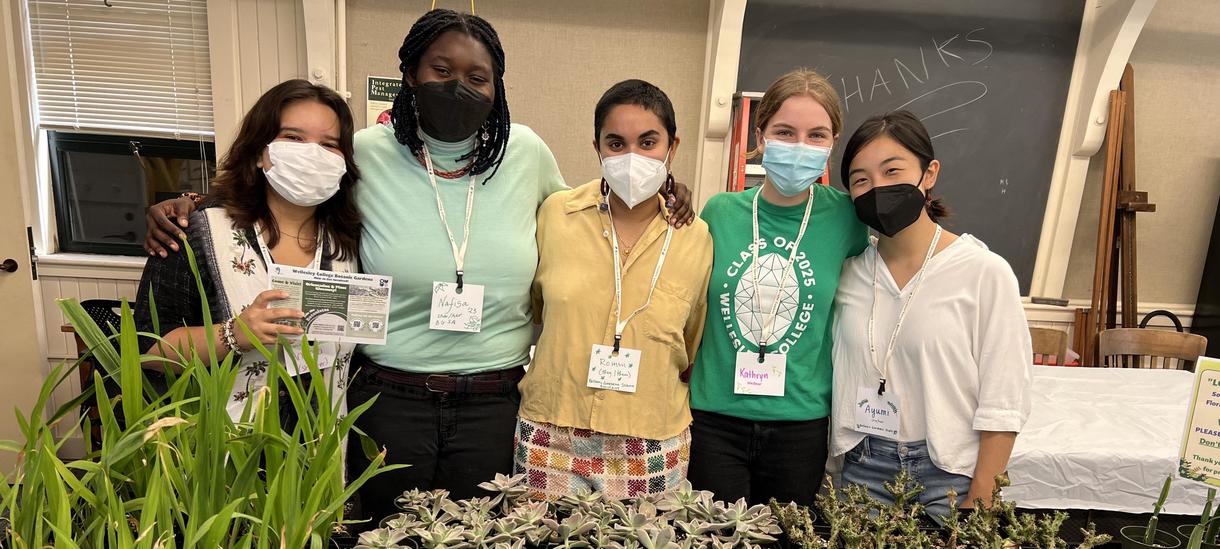 Students give away first year plants