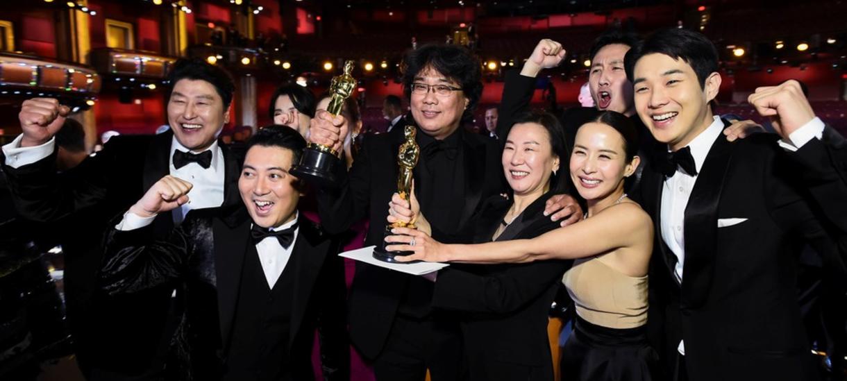 Director Bong Joon-ho with the cast of Parasite with the Oscars trophy