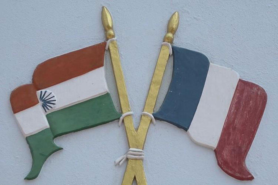 image of the Indian and French flags