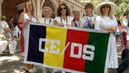 Continuing Education/Davis Scholar Alumnae hold a banner reading CE/DS