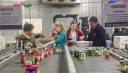 Wellesley students work in food bank