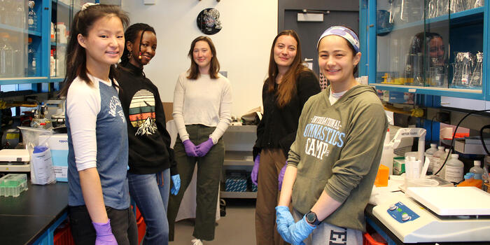 Anika Luo ’23, Annelle Abatoni Kayisire ’23, Caroline MacVicar ’23, Deniz Uzun ’23, Cassie Potter ’23 in their lab space.