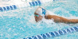 Jessica Wegner ’22 swimming