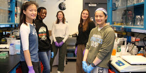 Anika Luo ’23, Annelle Abatoni Kayisire ’23, Caroline MacVicar ’23, Deniz Uzun ’23, Cassie Potter ’23 in their lab space.
