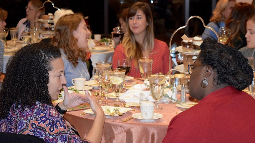 Alumnae sit at a table at the Sed Ministrare Dinner