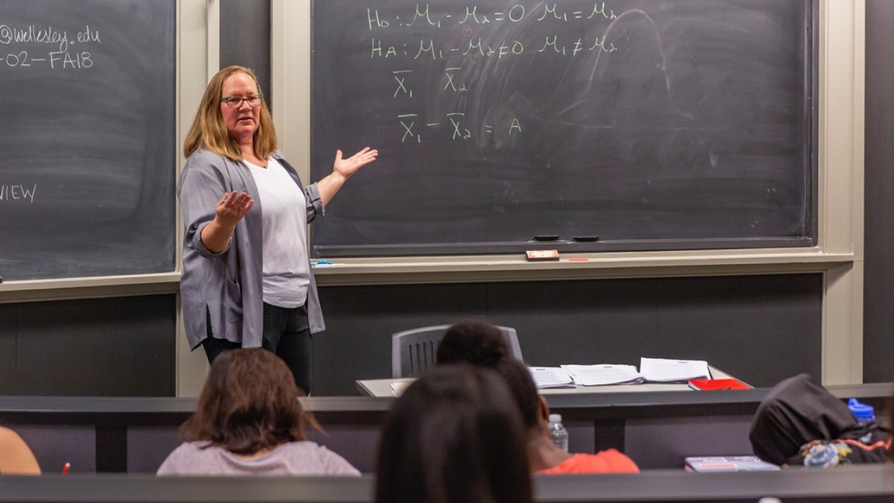 Professor Kristin Butcher teaches an economic class.