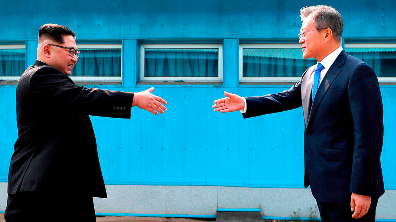  Kim Jong Un and Moon Jae-in meet for the first time. 