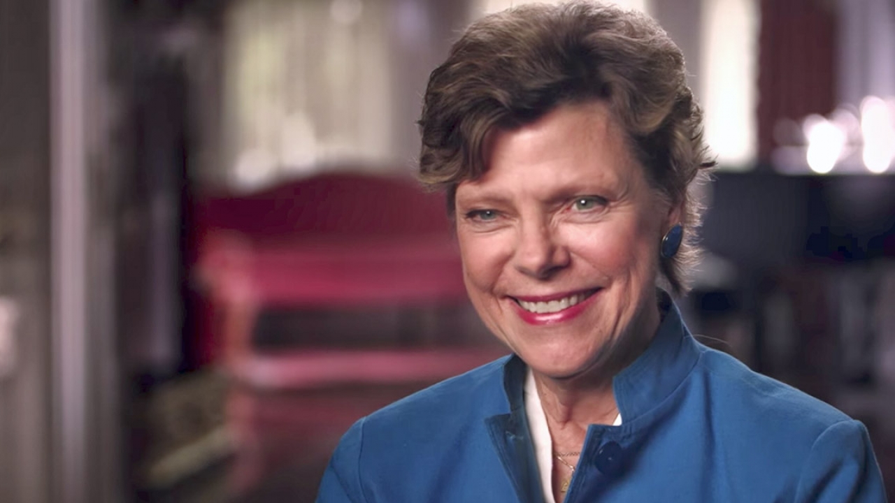 Cokie Roberts sits in an interview chair