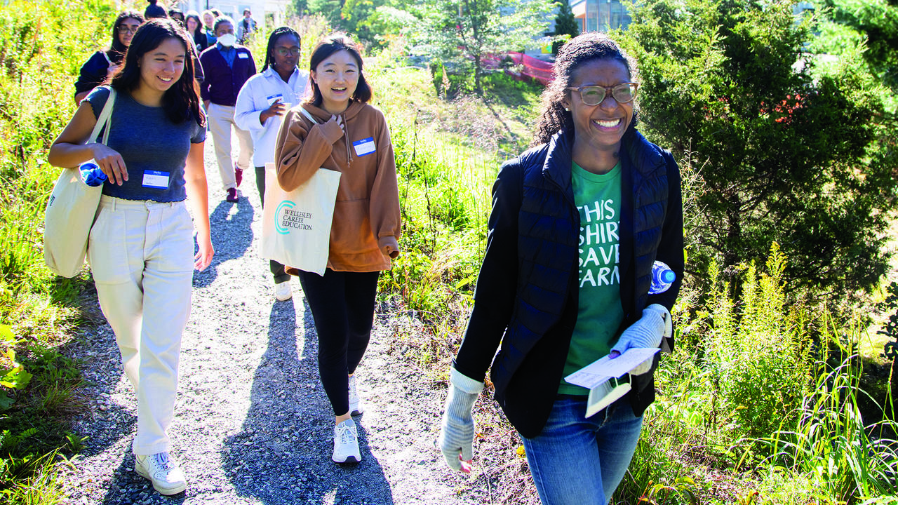 Courtney Streett ’09 gave a tour of the Edible Ecosystem Teaching Garden.