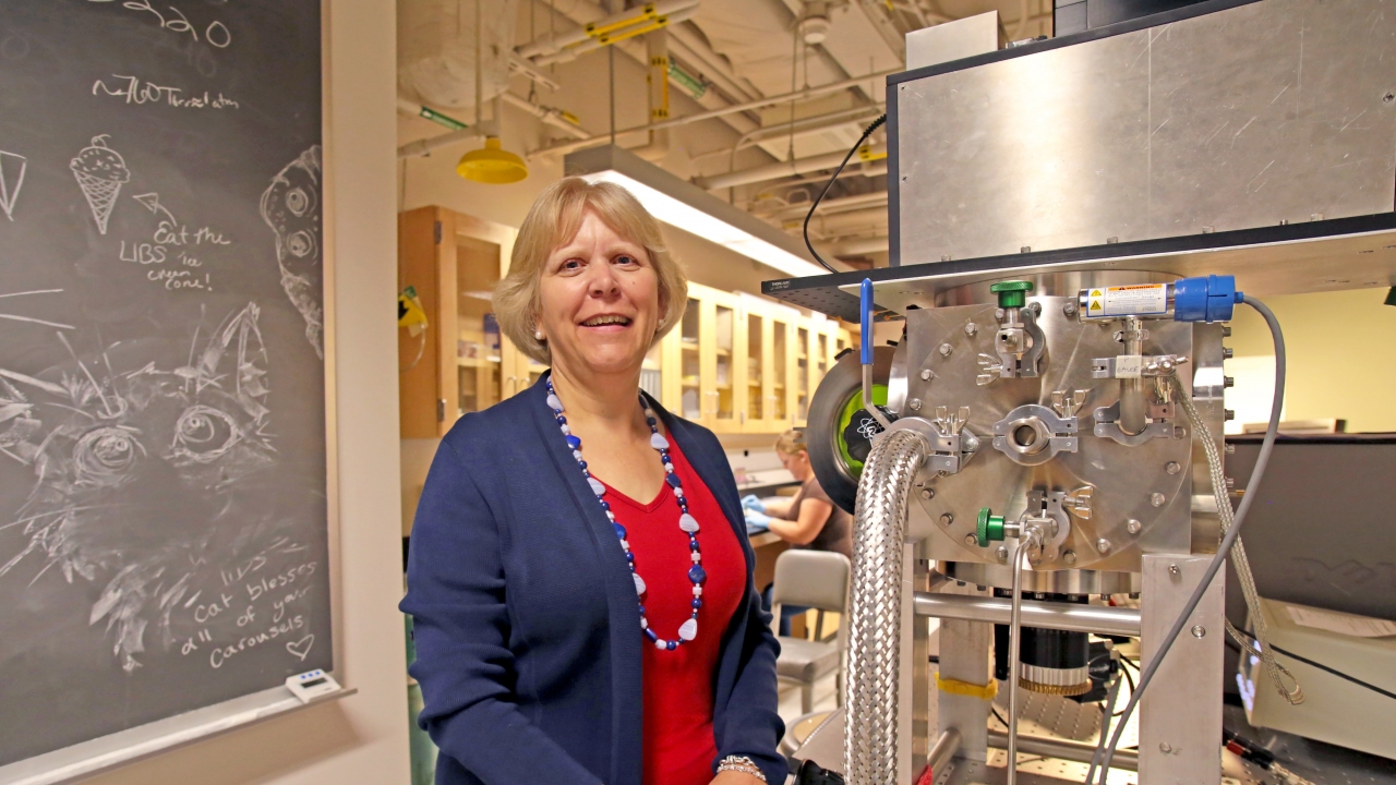 Darby Dyar '80 in her lab at Mount Holyoke College