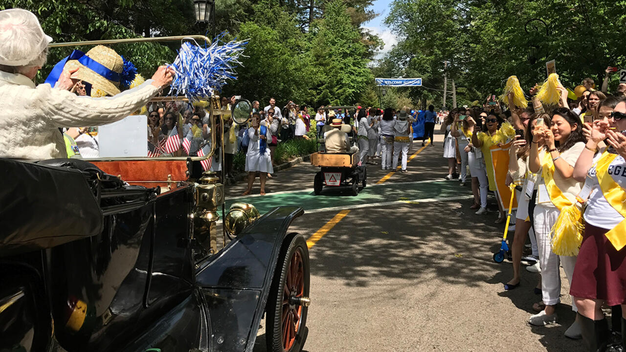 Mary Hastings '37 waves to the yellow Class of 2007