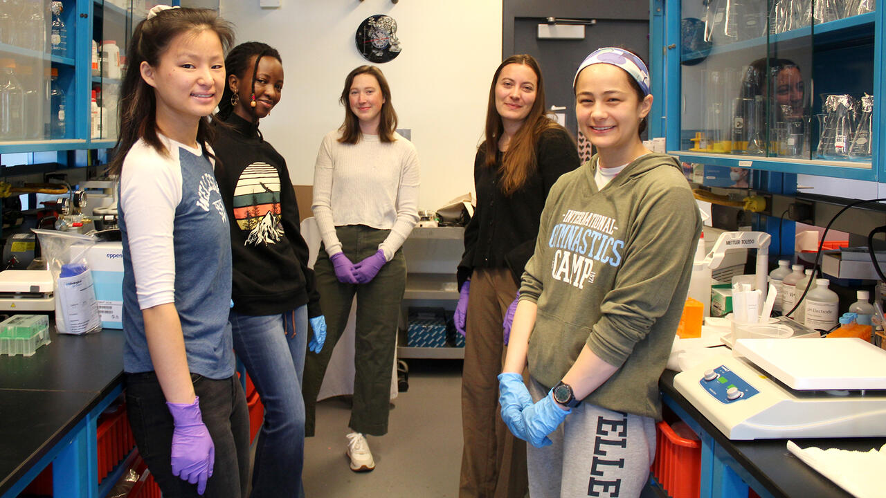 Anika Luo ’23, Annelle Abatoni Kayisire ’23, Caroline MacVicar ’23, Deniz Uzun ’23, Cassie Potter ’23 in their lab space.